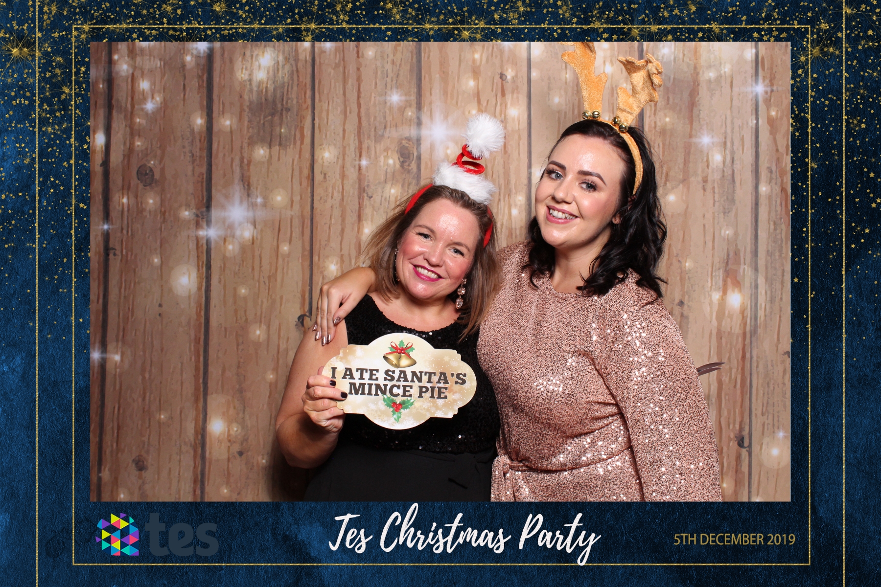 Tes Christmas party  | View more photos from the event at gallery.magicimages.uk/u/MagicImages/Tes-Christmas-party